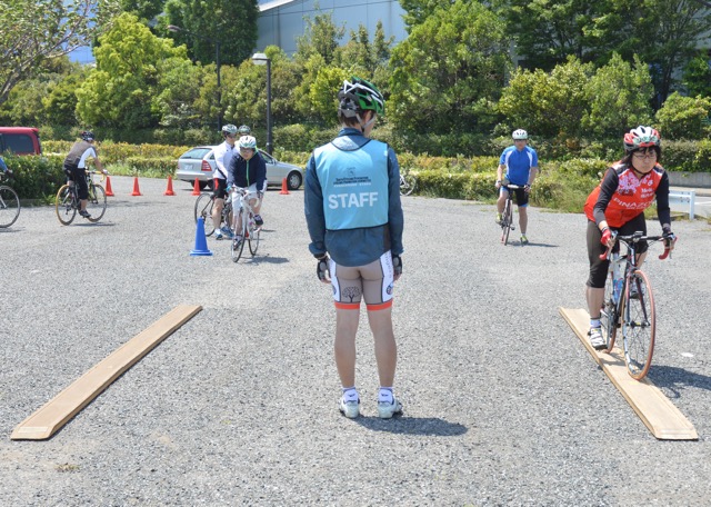 一本橋を渡るスクールの様子