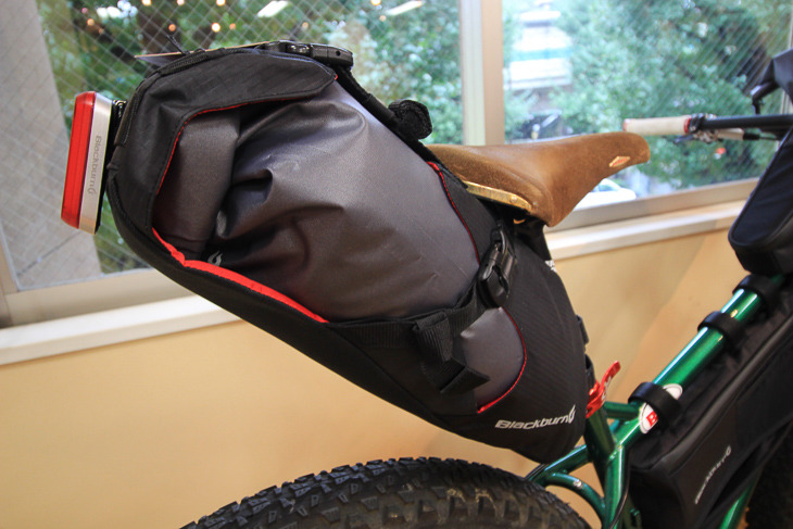 OUTPOST SEAT PACK and DRY BAGはバッグが完全防水にアップグレードされている