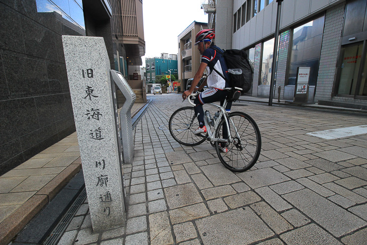 今は商店街の路地になっている区間もある旧街道に迷う