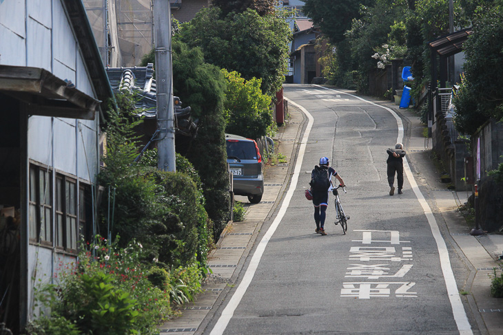 延々と押して歩く箱根越えの旧街道。こんなところにも人々の生活がある