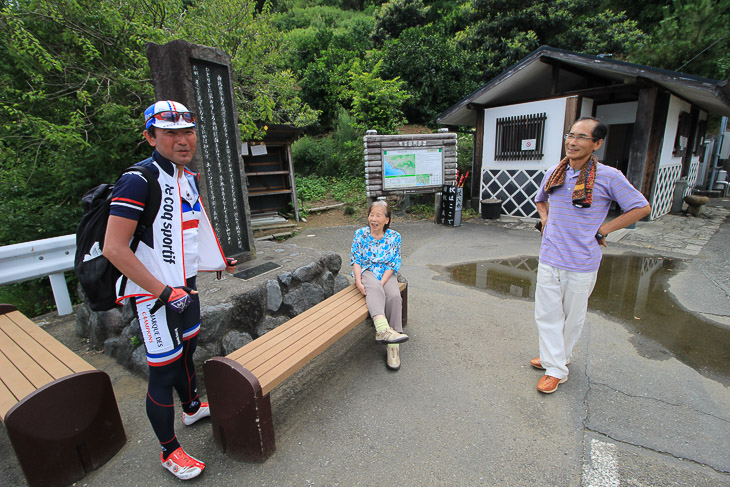 薩た峠で話しかけてきた地元の人と談笑