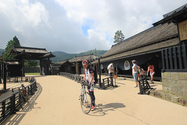 箱根の関所。再現されて有料観光地になっているが、通過する旅人は無料で通れるのだ