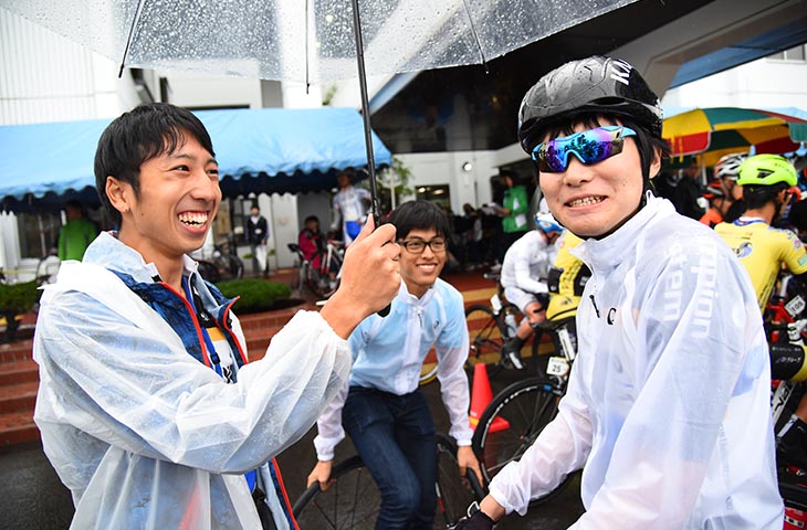 スタート前の雨よけもスタッフの仕事