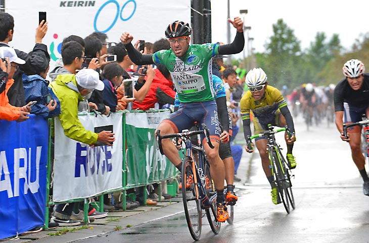 第3ステージ 優勝したスタキオッティの後ろで3位に入った黒枝咲哉(鹿屋体育大学)
