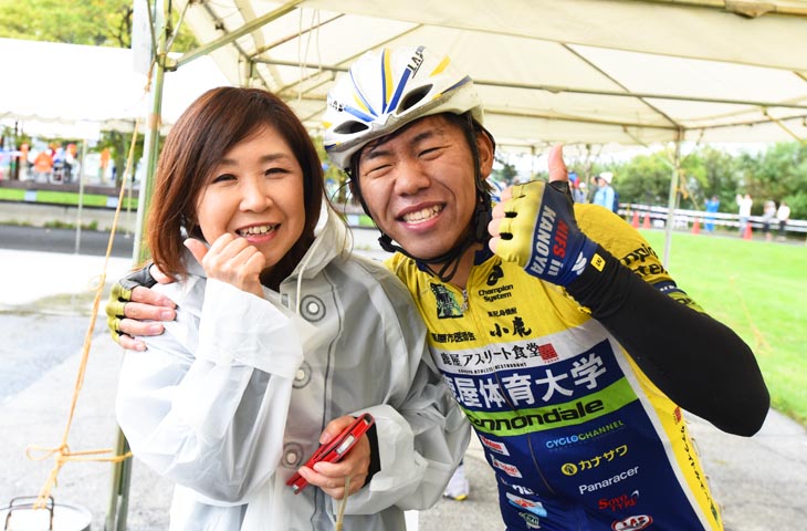 第3ステージ3位の黒枝咲哉(鹿屋体育大学)応援に来た母と
