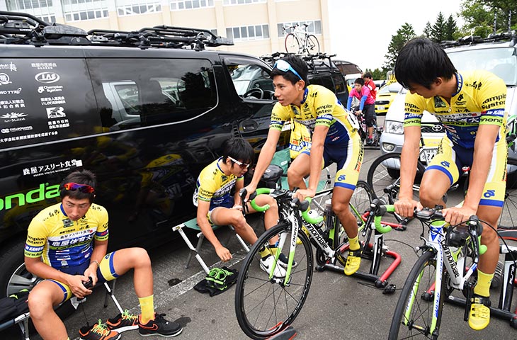 第2ステージ スタート前のアップをする鹿屋体育大学の選手