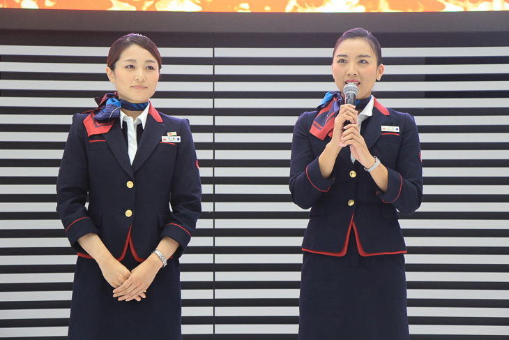 JALキャビンアテンダントの斉藤理香子さん、柏崎利孔さん