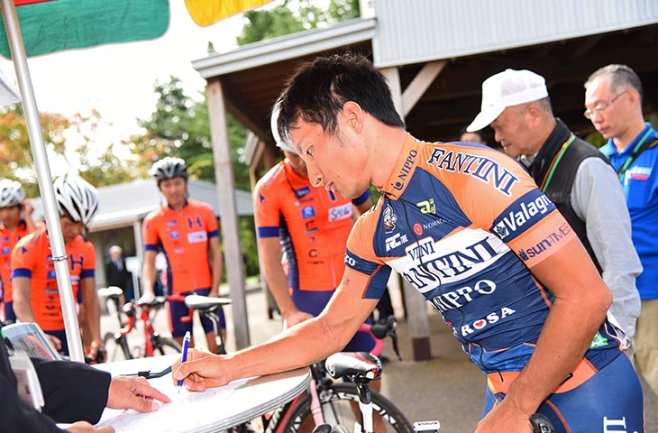 スタートサインをする山本元喜(NIPPO-ヴィーニファンティーニ)