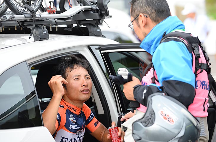 第1ステージゴール後、カメラマンの高木氏にレース状況を話す山本元喜(NIPPO-ヴィーニファンティーニ)