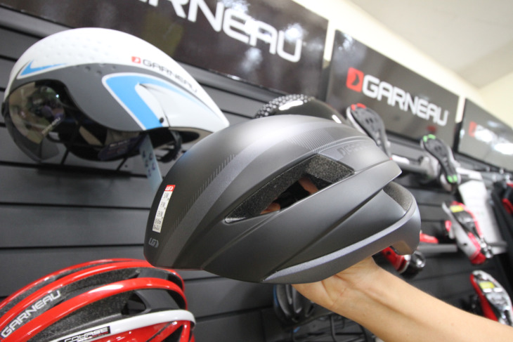 2017モデルとしてリリース予定の冬用ヘルメット。同時にエアロ効果に優れることからユーロップカーの選手たちが使用している