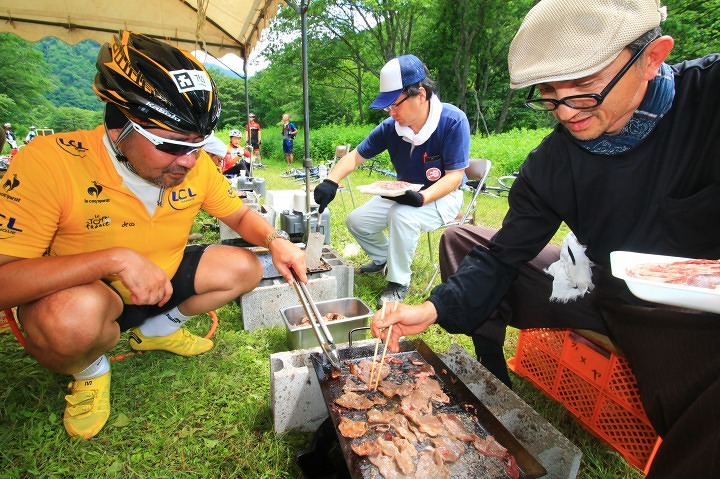 なぜか一緒に肉を焼く謎のオヤジが一人