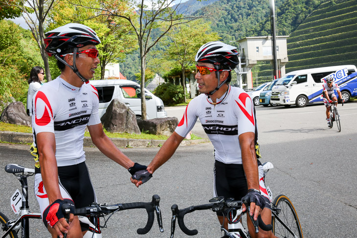 西薗良太（ブリヂストンアンカー）と日本人選手最上位6位の井上和郎（ブリヂストンアンカー）