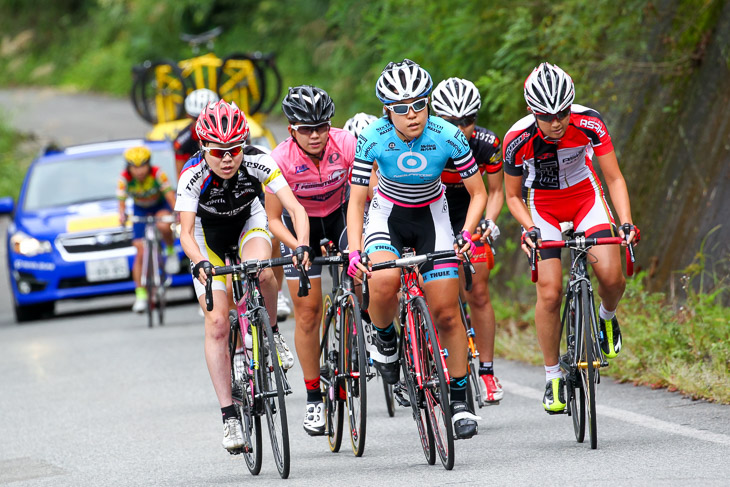 F スタート後2km地点、樫木祥子(Neilpryde - Nanshin Subaru Cycling 駒澤大学)がペースを作る