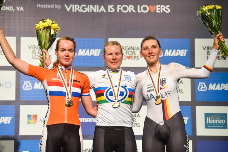 エリート女子TT表彰台 2位ファンデルブレッヘン(オランダ)、優勝ヴィルムセン(ニュージーランド)、3位ブレナウアー(ドイツ)