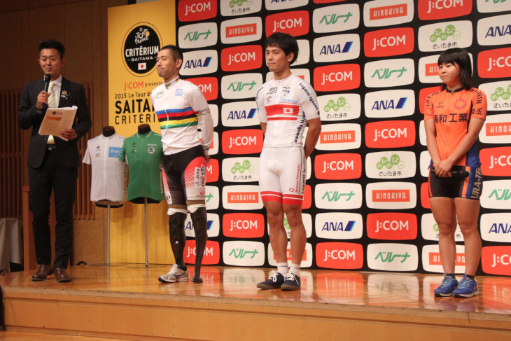 出場選手を代表して登壇した（右から）細谷夢菜、中村龍太郎、藤田征樹の3名