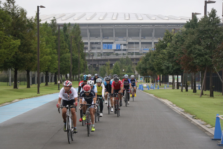 日産スタジアムを背に新横浜公園を走る