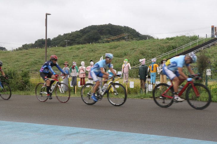 レースを見守るかかしがちょっと不気味