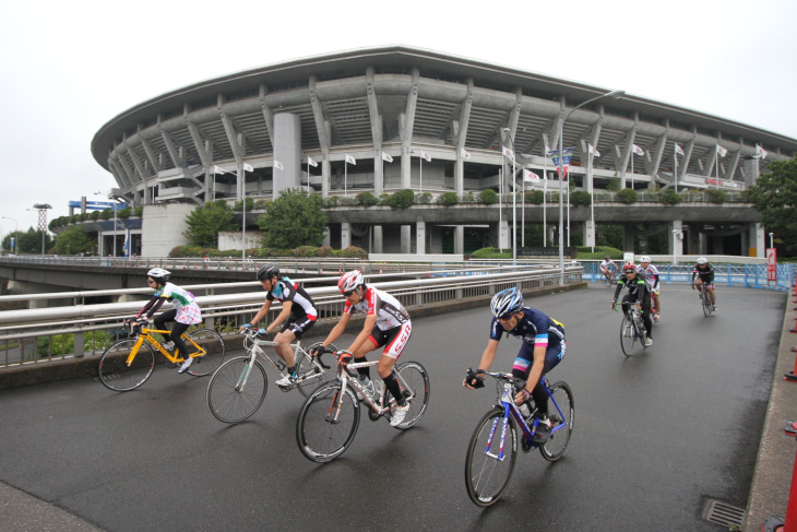 どこから見ても存在感の大きな日産スタジアム