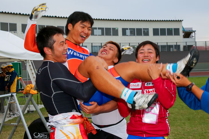 成年男子スプリント　対戦相手から祝福される優勝した橋本凌甫（和歌山県）