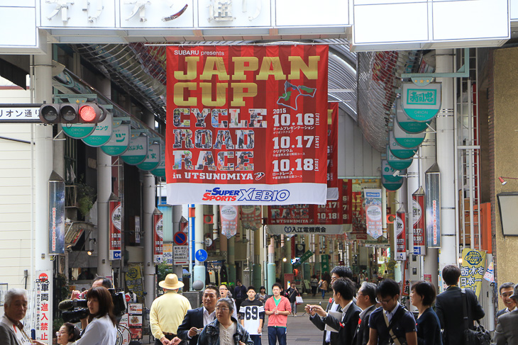ジャパンカップのバナーがオリオン通りを赤く彩る宇都宮市街中心部