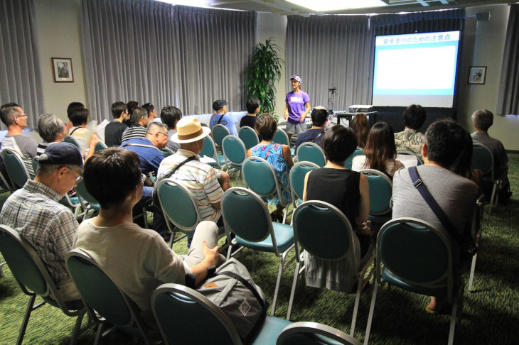 受付脇では日本語で大会の注意点などをアドバイスしてくれる公式講座も行われていた