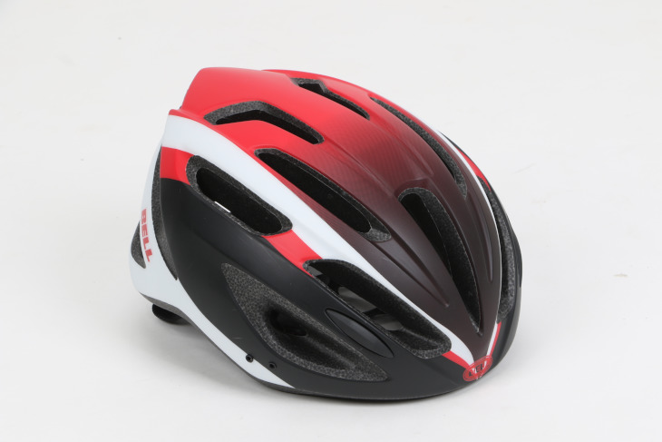 ベル CREST R(製品版にはバイザー用の穴は設けられていない)