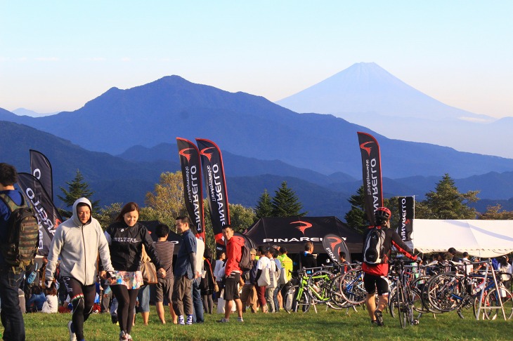 会場からは遠くに富士山を望むことができるほどの快晴に恵まれたグランフォンド八ヶ岳