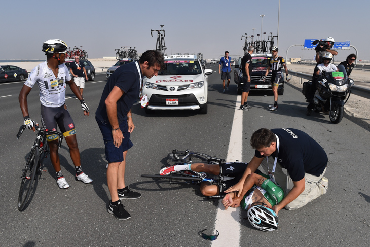 レース前半に落車したトム・ボーネン(ベルギー、エティックス・クイックステップ)