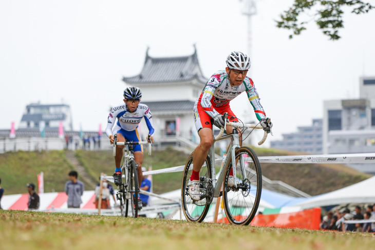 3位争いを繰り広げる小坂正則（スワコレーシング）と重田兼吾（Team CUORE/順天堂大学）