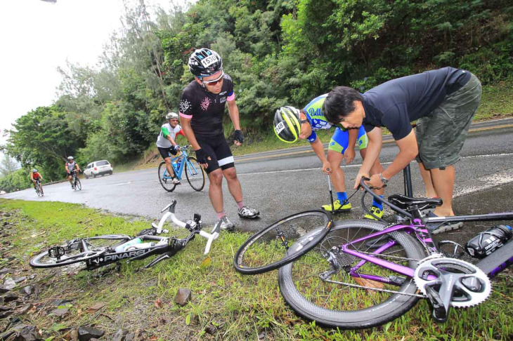 雨がふりパンクの件数も急増。サポートの内山さんと栗田さんもパンク修理におわれたという