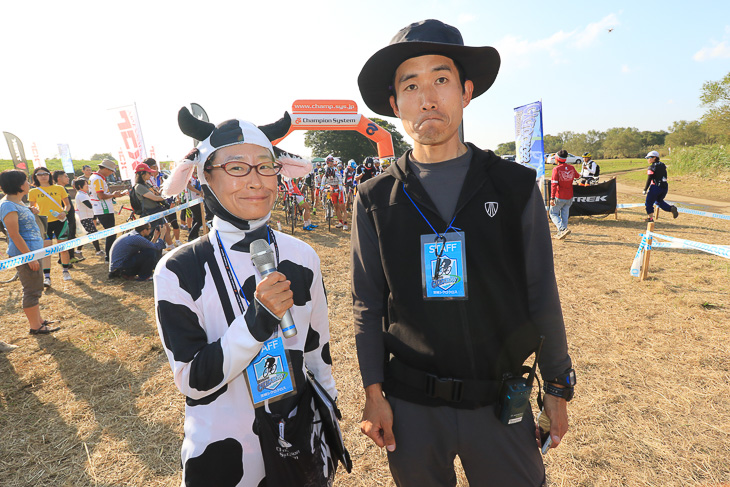 オルガナイザーの影山善明さん(右)