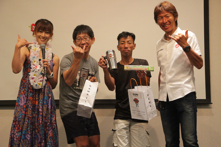 10年連続で参加された山田さん（左）、運野さん（右）には、アルミマグと使いかけのアルミホイル（笑）がプレゼントされた