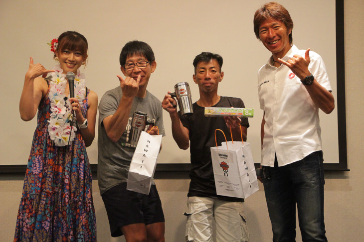 10年連続で参加された山田さん(左)、運野さん(右)には、アルミマグと使いかけのアルミホイル(笑)がプレゼントされた