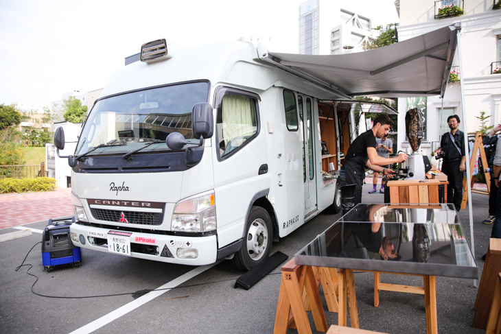 移動図書館を改造して作られたモバイルサイクルクラブ