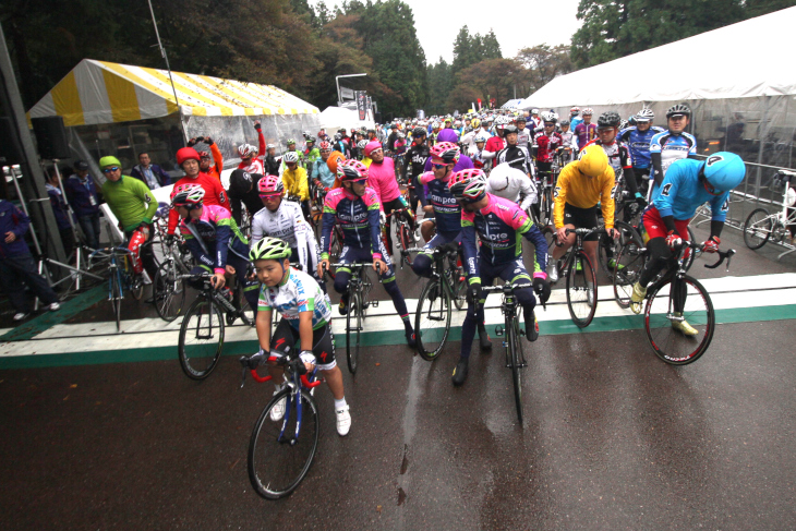 生憎の雨ながら、JC参加の全てのUCIワールド・ツアーチームが集結したオープニング・フリーラン