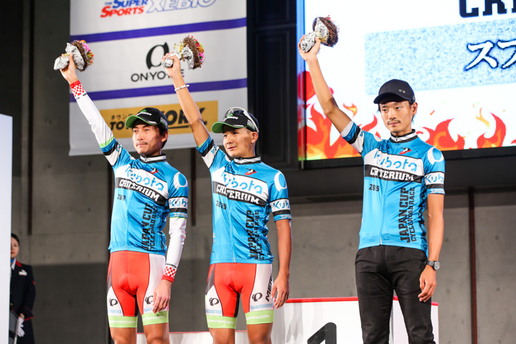 スプリント賞を獲得した鈴木譲(宇都宮ブリッツェン)、城田大和(宇都宮ブリッツェン)、初山翔(ブリヂストンアンカー)