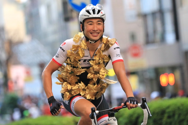 ウイニングランへと向かう別府史之(トレックファクトリーレーシング)