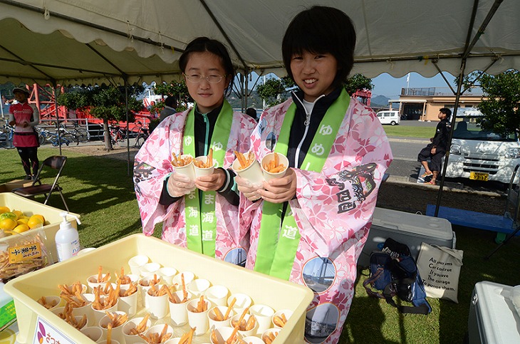 地元の中学生の笑顔に勧められ食も進む