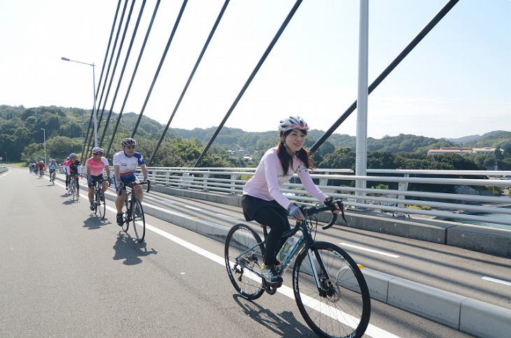 車線のない生名橋の小ささがかわいく感じる斜張橋だ。