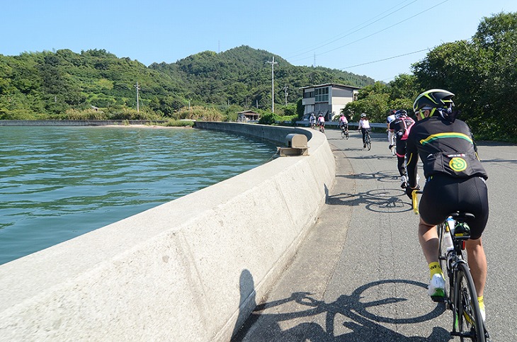 こんなに海面が近い島の外周道路