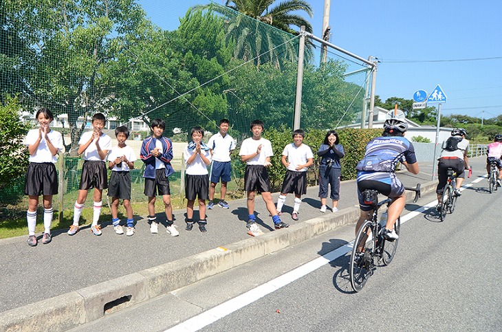 沿道にある弓削中学校の応援に一気に元気が出る