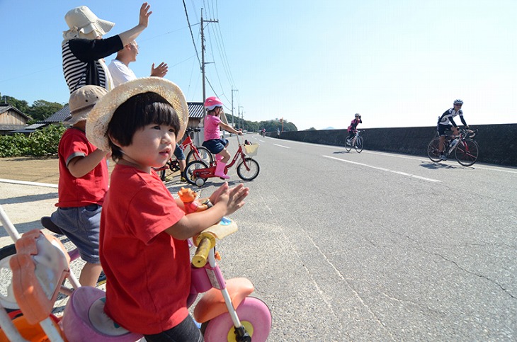 将来のサイクリストの子供達まで声援で心も和む