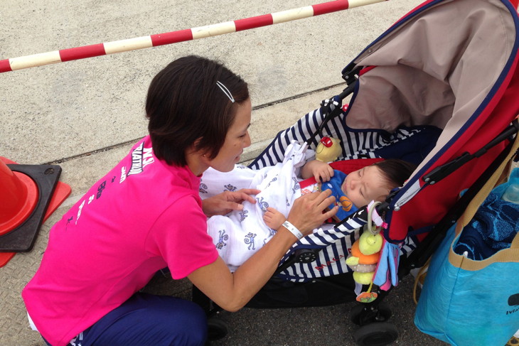 レース前、子供をあやす