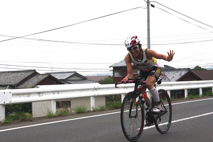 出産後9ヶ月で出場した五島長崎トライアスロン。応援する家族に手を振る西内真紀