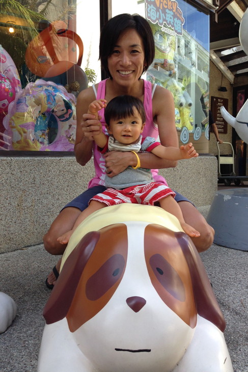 大会期間中、子どもと遊具で遊ぶ
