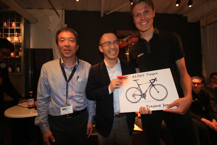 BMCの最新モデルをゲット！自転車を提供したフタバ商店の角康彦代表（左）とシェア―と記念撮影です