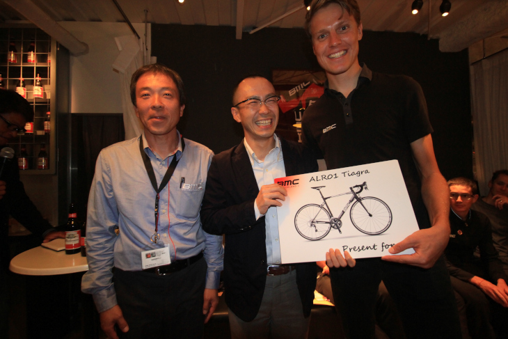 BMCの最新モデルをゲット!自転車を提供したフタバ商店の角康彦代表(左)とシェア―と記念撮影です