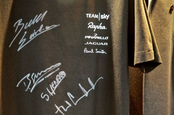 ジャパンカップのために来日した選手のサイン入りTシャツも渋谷店に飾られている