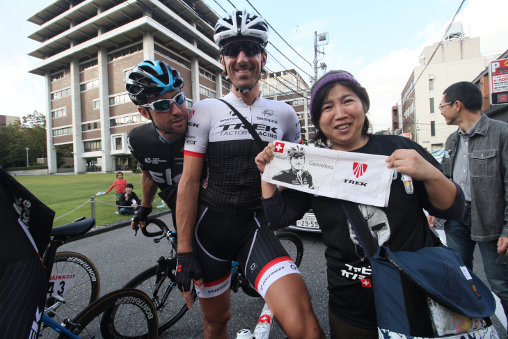 クリテの選手入場口の前でカンチェラーラのバナーを持ってたらご本人が登場!アイゼルもひょっこり