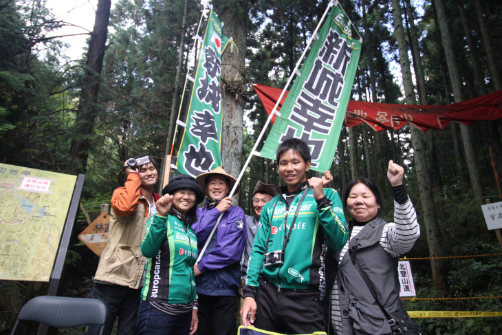 遠路はるばる地元石垣島からやってきた新城幸也応援チーム